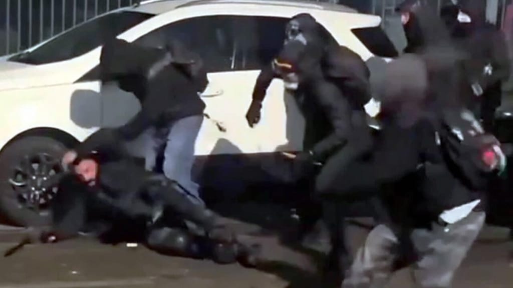 Straßenschlacht in Italien: Linksextremisten greifen Polizisten mit Hammer an - news - exxpress Nachrichten