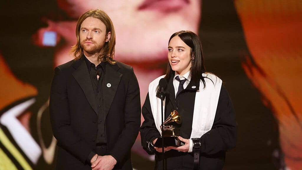 „Niemand ist illegal“: Eilishs Grammy-Auftritt entfacht Polit-Sturm - politik - exxpress Nachrichten