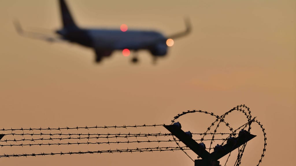 "Taschengeld" zum Abschied: Vergewaltiger verlässt Österreich mit 900 Euro - news - exxpress Nachrichten