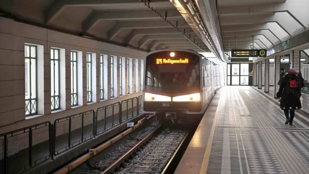 U-Bahn in Wien blockiert: Unbekannte werfen Mülltonnen aufs Gleis - economy - exxpress Nachrichten