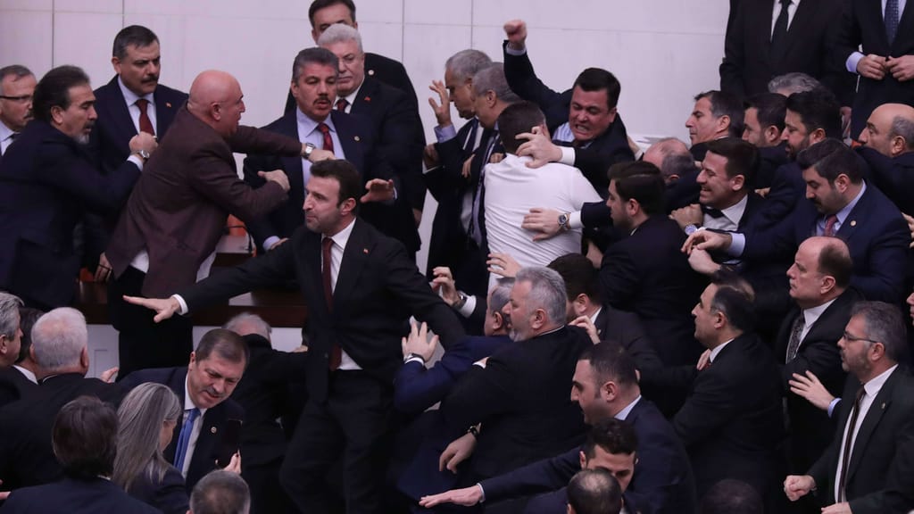 Parlaments-Skandal in der Türkei! Vereidigung endet in Schlägerei - politik - exxpress Nachrichten