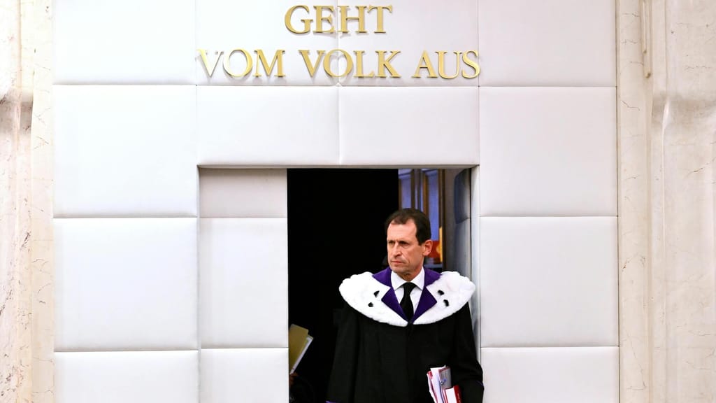 VfGH kippt Nachzugs-Blockade: Alte Praxis endet – nun mehr Verfahren & Kosten - politik - exxpress Nachrichten