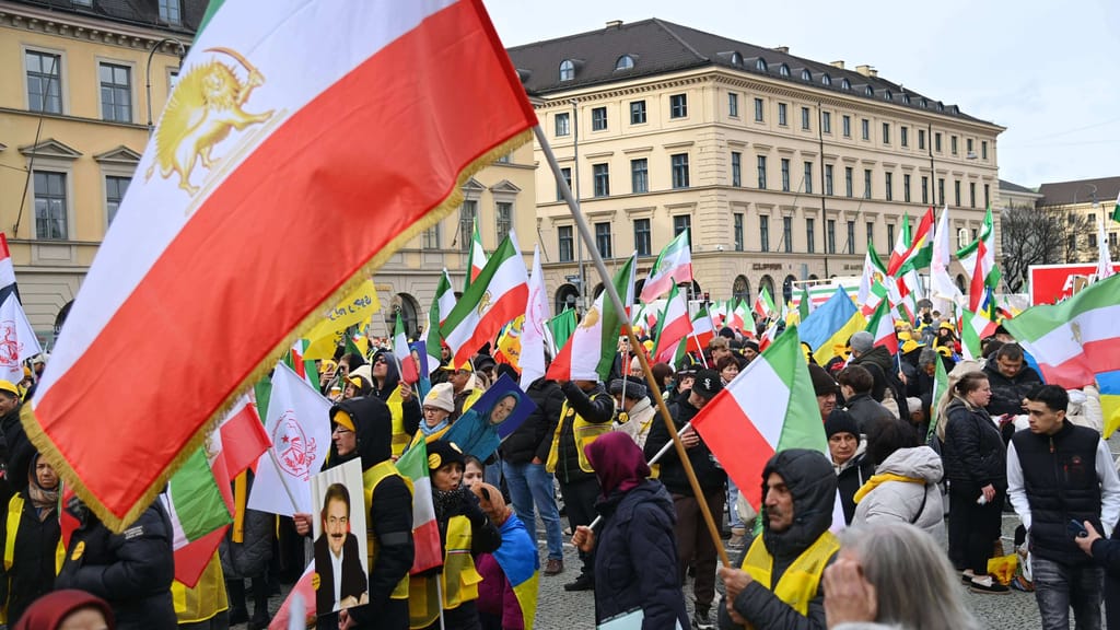 200.000 Menschen bei Demo gegen iranisches Regime in München - politik - exxpress Nachrichten