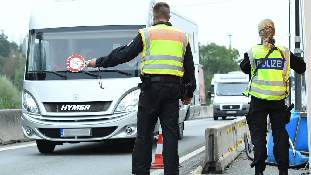 Illegale Migration im Fokus: Deutschland verlängert Grenzkontrollen - politik - exxpress Nachrichten