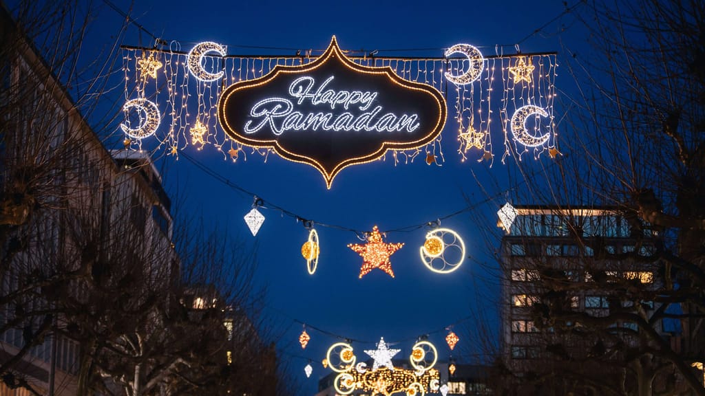Ramadan-Lichter in Frankfurt: Halbmond leuchtet zum Aschermittwoch - politik - exxpress Nachrichten