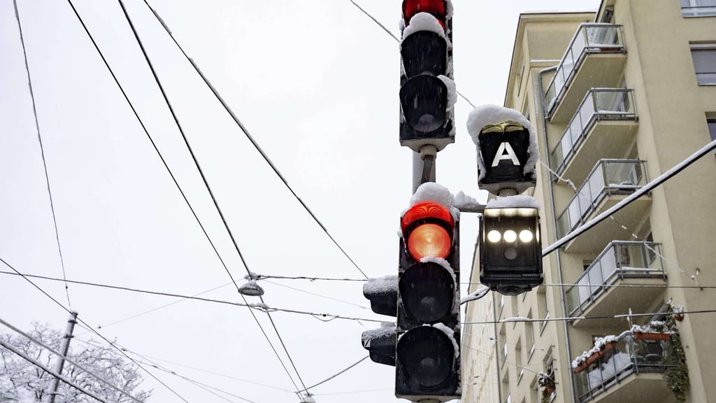 Wien versinkt im Schnee – Chaos auf Straßen und am Flughafen! - news - exxpress Nachrichten