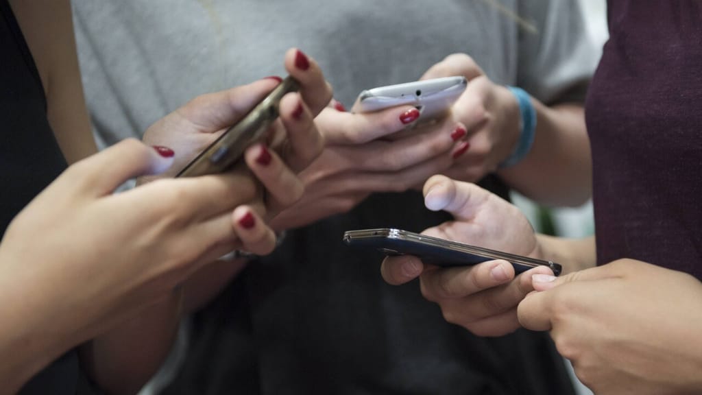 Experten warnen: Viele der Jugendlichen „Handy-süchtig“ - news - exxpress Nachrichten
