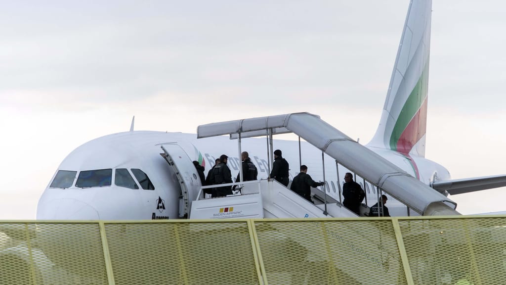 Hafenecker: „Remigration ist das Gegenteil von Migration – also Rückreise“ - politik - exxpress Nachrichten