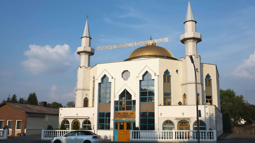 „Wir lassen uns nicht einschüchtern“: Muezzinruf ertönt erstmals über Innenstadt - news - exxpress Nachrichten