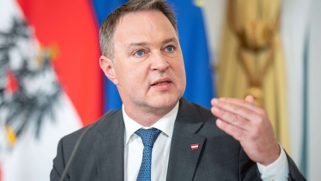 Umfrage-Schock für Babler: SPÖ stürzt kurz vor Parteitag auf Rekordtief ab - politik - exxpress Nachrichten