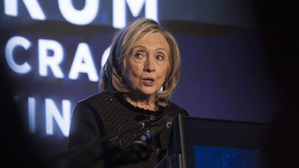 Hillary Clinton: Ghislaine Maxwell erschien als „Plus-Eins“ bei Hochzeit der Tochter - news - exxpress Nachrichten