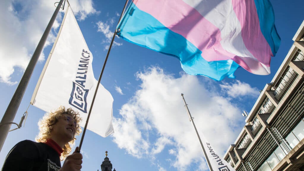 Kansas erklärt Ausweise für ungültig – Transgender-Personen ziehen vor Gericht - politik - exxpress Nachrichten