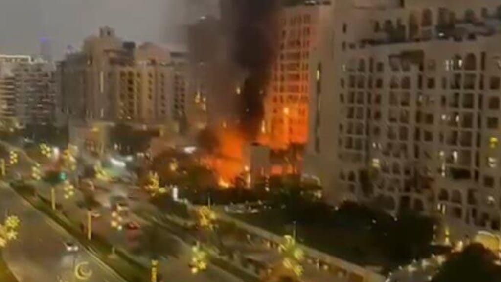 Iran bombardiert Vereinigte Arabische Emirate: Mehrere Raketen schlagen in Dubai ein – „Fairmont Hotel“ steht in Flammen -...