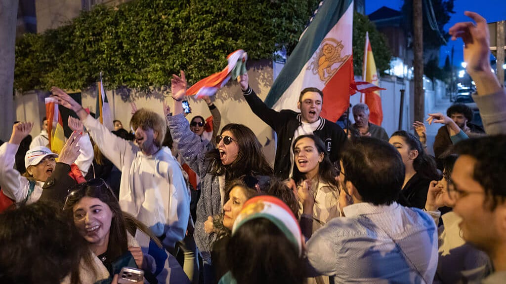 Lauter Jubel: So ausgelassen reagierten Iraner auf Nachricht von Khameneis Tod - news - exxpress Nachrichten