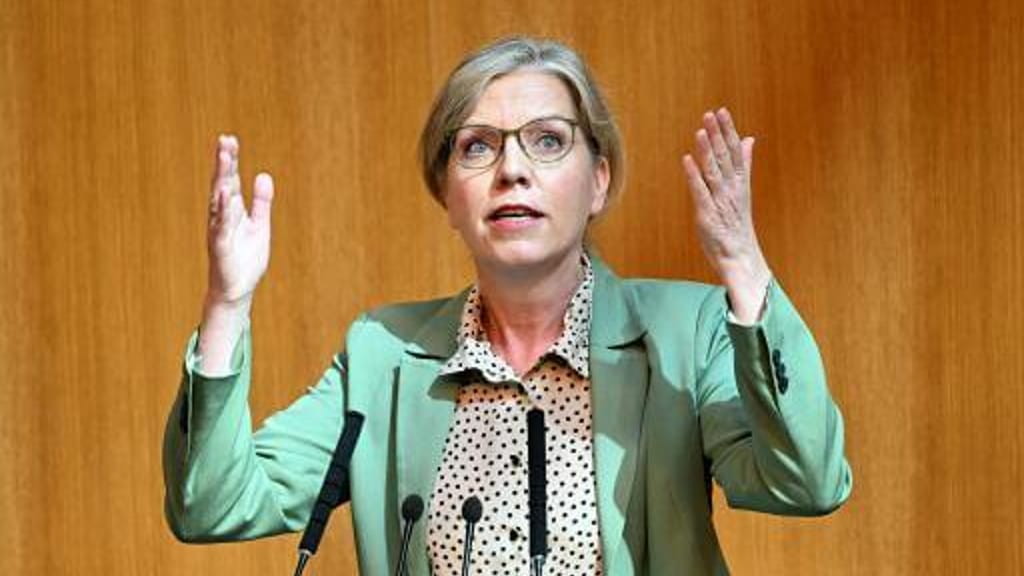 Spott über Erbschaftssteuer-Video: Gewessler zerschneidet Reiskorn auf Instagram - politik - exxpress Nachrichten