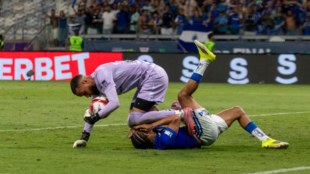 Video: Eskalation im Derby-Finale! 23 Platzverweise nach Massenschlägerei - sport - exxpress Nachrichten