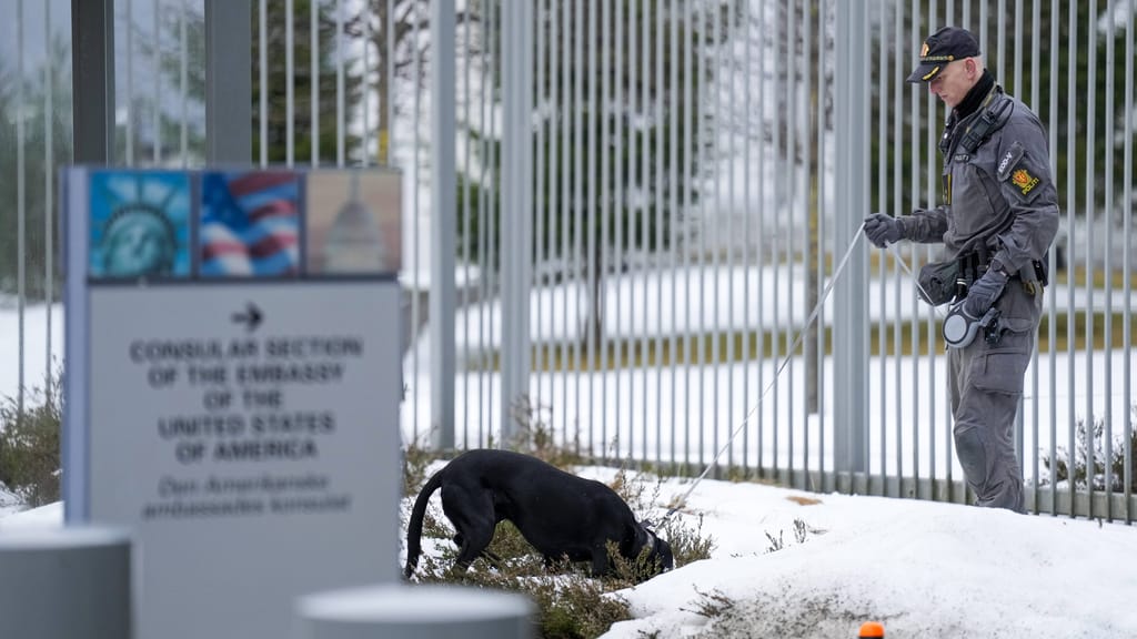 Explosion vor US-Botschaft in Oslo: Polizei veröffentlicht Fahndungsbilder - news - exxpress Nachrichten