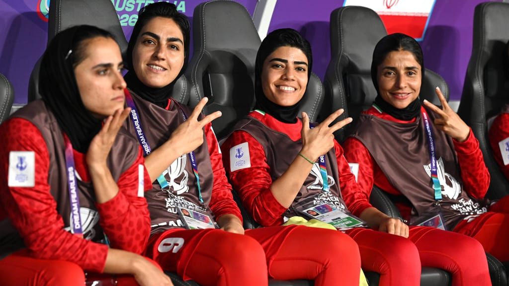 Kopftuch abgelegt, Asyl erhalten: Iran-Fußballerinnen feiern Freiheit in Australien - sport - exxpress Nachrichten