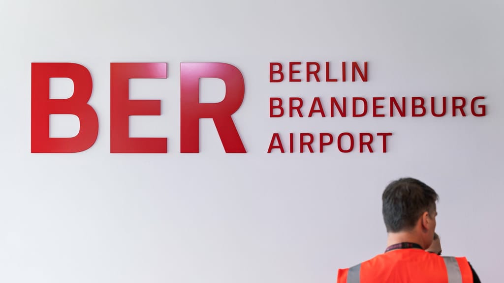 Unbekanntes Flugobjekt? Berlin stoppt Flugbetrieb kurzzeitig - news - exxpress Nachrichten