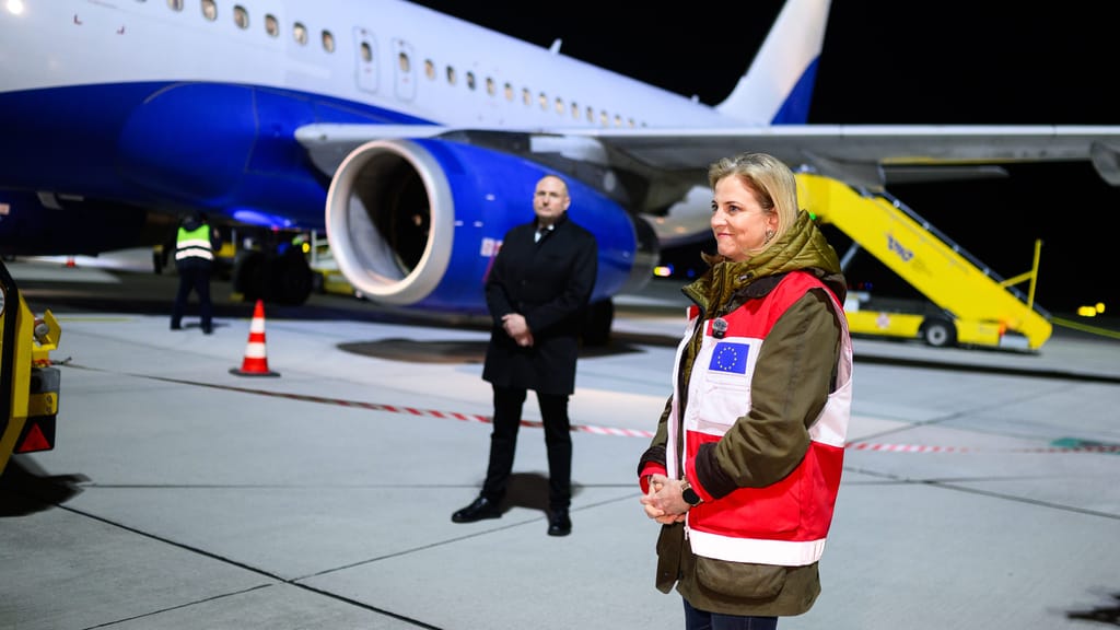 „Inszenierte Airshow“: Meinl-Reisinger erklärt Rückholaktion nach FPÖ-Kritik - politik - exxpress Nachrichten