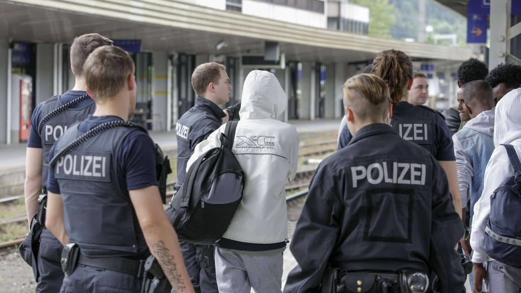 EU-Parlament durchbricht Brandmauer: Neue Rechts-Allianz für härtere Asylpolitik - politik - exxpress Nachrichten