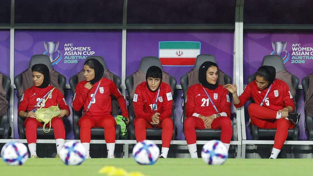 Abreise trotz Wirbel: Iran-Team fliegt heim – zwei Spielerinnen bleiben zurück - sport - exxpress Nachrichten