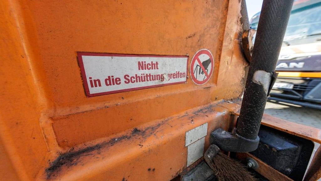 Horror bei der Arbeit: Müllmann in Müllauto gezogen - news - exxpress Nachrichten