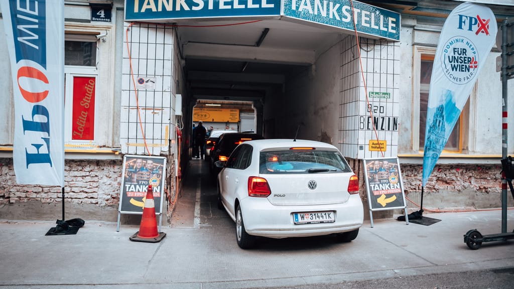 FPÖ-Tankaktion in Wien: Billig-Sprit begeistert Autofahrer - politik - exxpress Nachrichten
