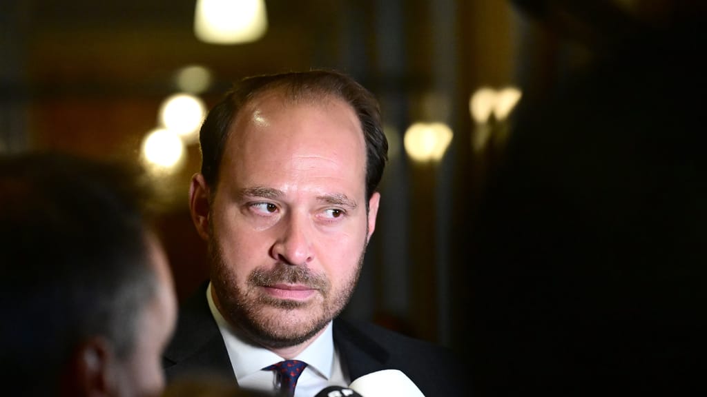 Spritpreisbremse: NEOS-Mann Scherak sagt Nein – letzter Liberaler im Parlament? - politik - exxpress Nachrichten
