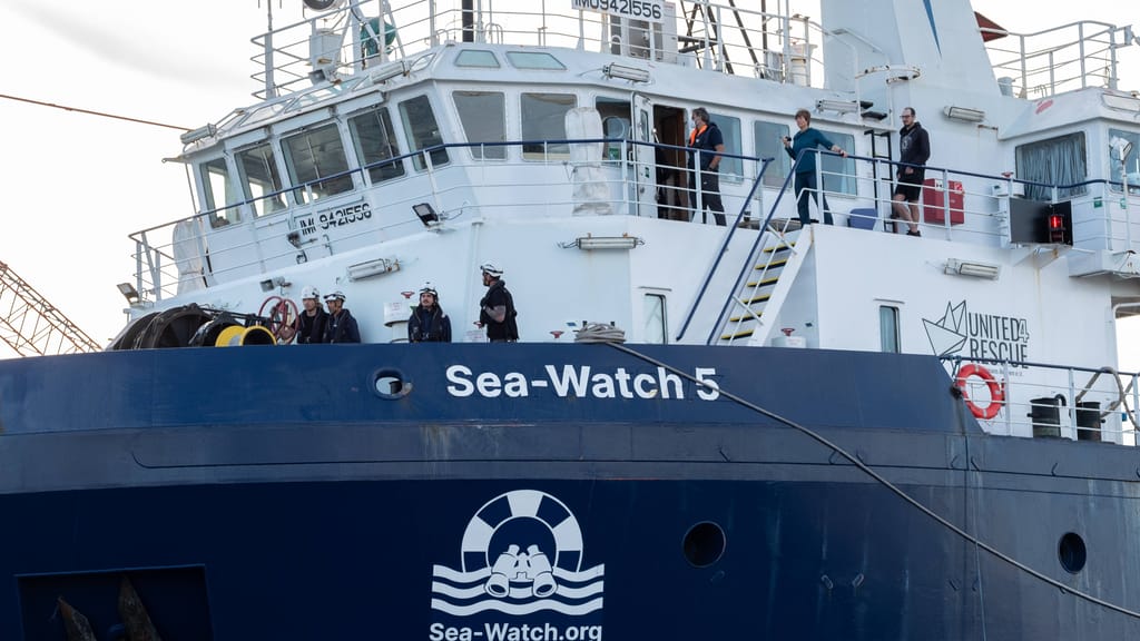 Italien greift durch: Deutsches NGO-Schiff „Sea-Watch 5“ festgesetzt - politik - exxpress Nachrichten