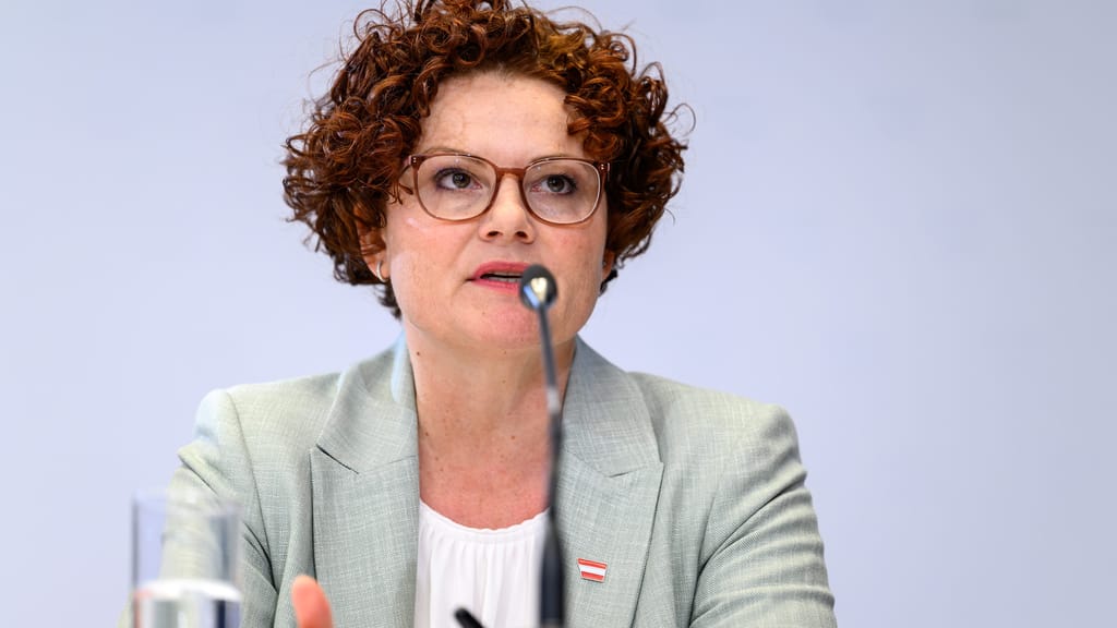 „Jacke anziehen statt heizen“: Staatssekretärin sorgt mit Spar-Tipps für Aufregung - news - exxpress Nachrichten