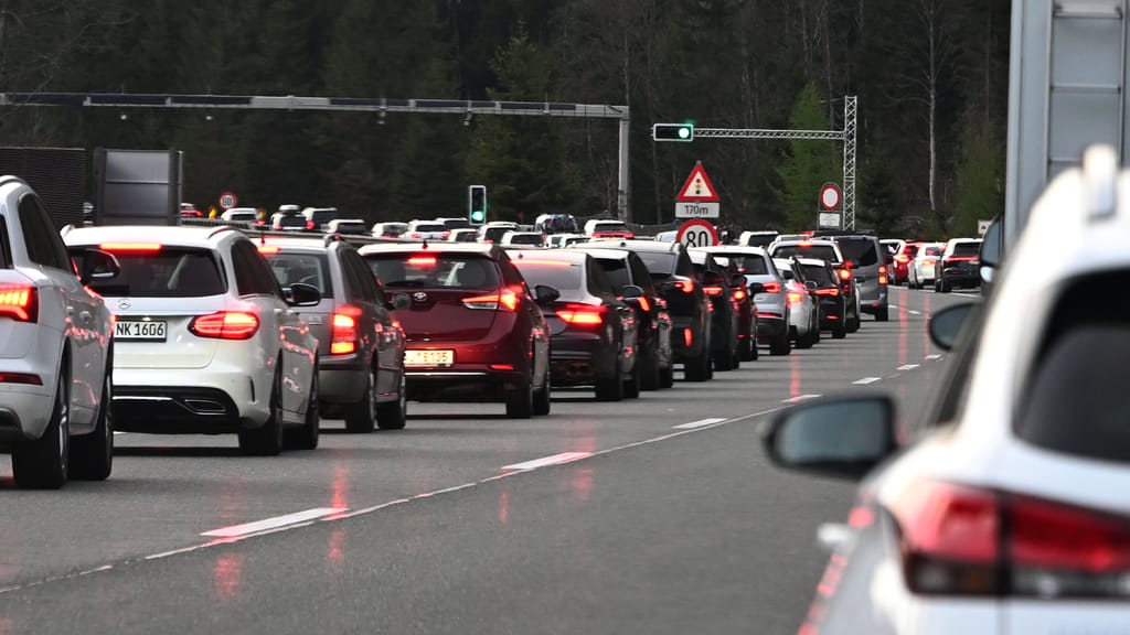 Stau-Alarm in ganz Österreich: Besonders diese Strecken betroffen - news - exxpress Nachrichten