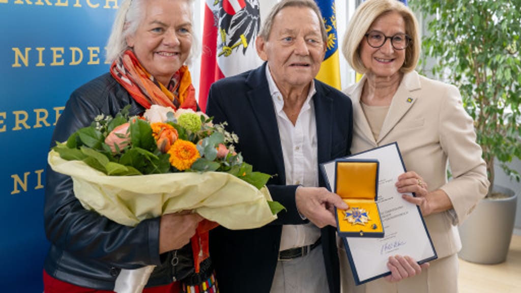 „Ein Stück österreichische Identität geprägt“ – Ambros erhält Goldenes Ehrenzeichen - news - exxpress Nachrichten