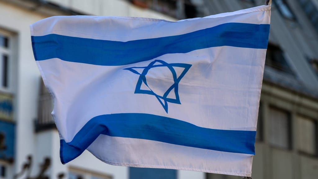 Eklat im Parlament: Politiker entrollt Israel-Flagge mit Hakenkreuz - politik - exxpress Nachrichten