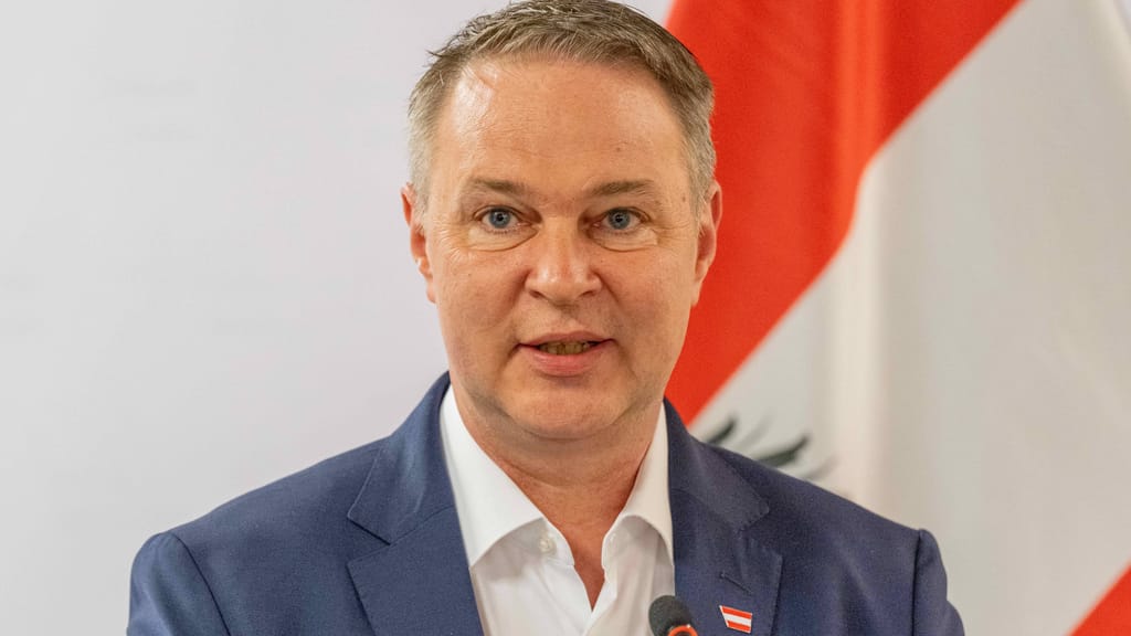 Babler auf 2.500 Euro Stuhl? SPÖ-Chef mit Luxus-Format - politik - exxpress Nachrichten