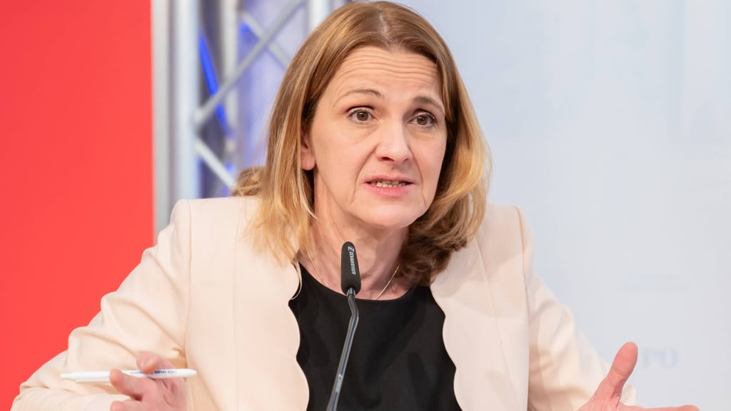 FPÖ attackiert NEOS scharf: „Pensionsraub und Gefahr für sozialen Frieden“ - politik - exxpress Nachrichten