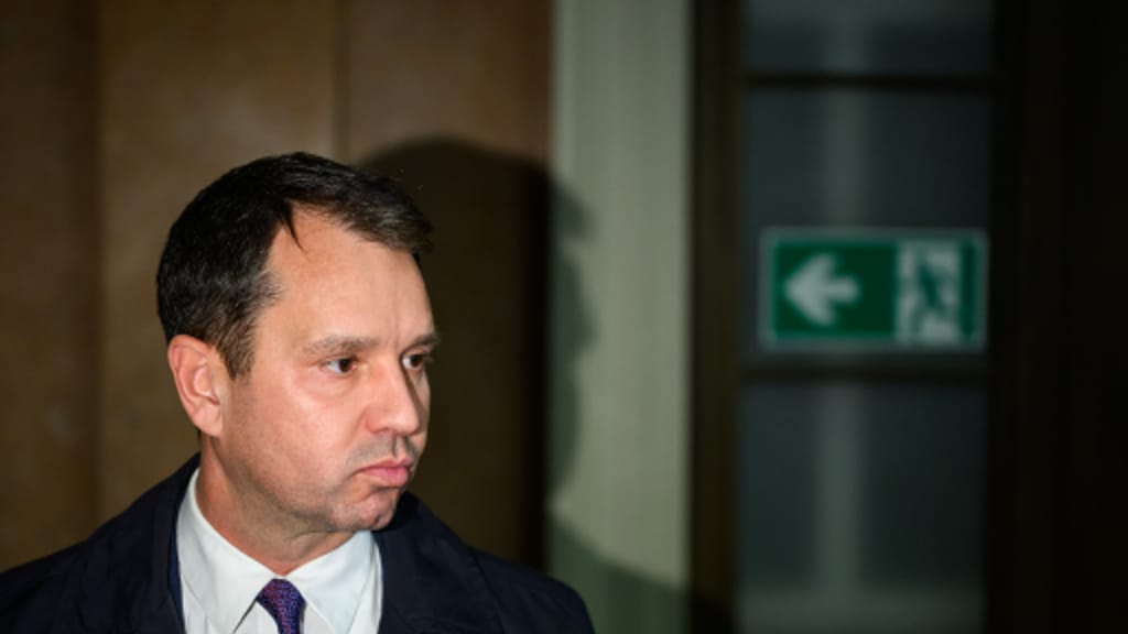 Erneut falsche Behauptung von „Chatman" Schmid – Wie lang kann Schmid noch Kronzeuge bleiben? - politik - exxpress Nachric...