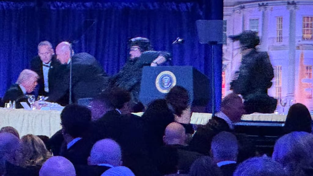 Schüsse bei Dinner mit Trump: Angreifer trug mehrere Waffen bei sich - politik - exxpress Nachrichten