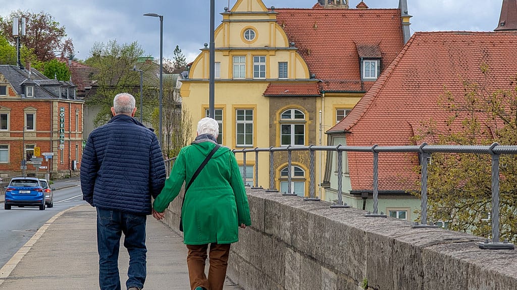 Budget-Bombe: Kürzt die Regierung bei Pensionen? - politik - exxpress Nachrichten