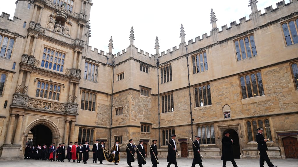 Busen-Eklat: Oxford-Dozent trägt XXL-Silikon-Attrappe - news - exxpress Nachrichten