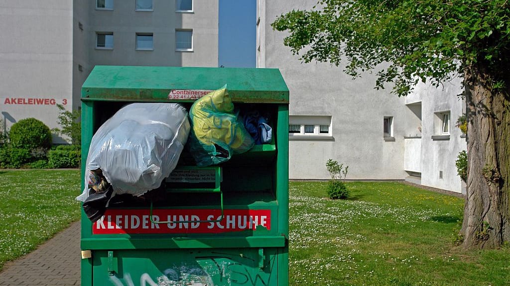 Kampf gegen Müll? Altkleider-Verbot sorgt für Aufruhr - politik - exxpress Nachrichten