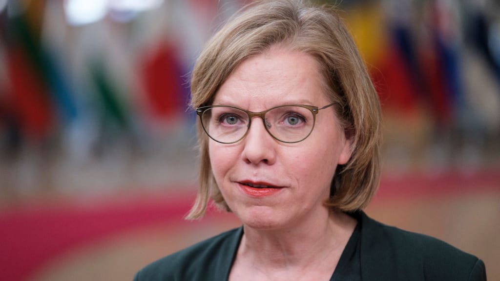 Gewessler verteilt Hühnercurry und fordert Erbschaftssteuer - politik - exxpress Nachrichten