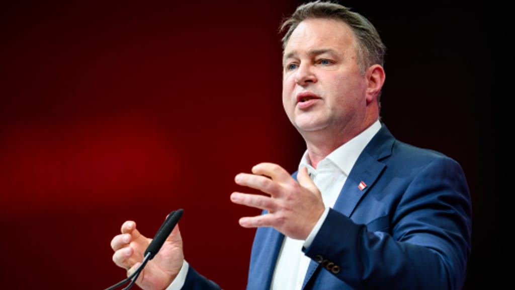 Bablers Urin-Pool: 600.000 Euro Steuergeld für Nackt-Spektakel - politik - exxpress Nachrichten
