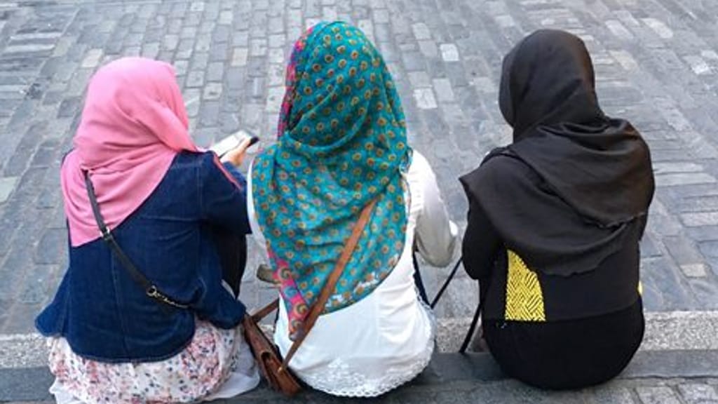 „Kopftuchverbot ist rassistisch“ – Rote Jugend entgleist erneut - politik - exxpress Nachrichten