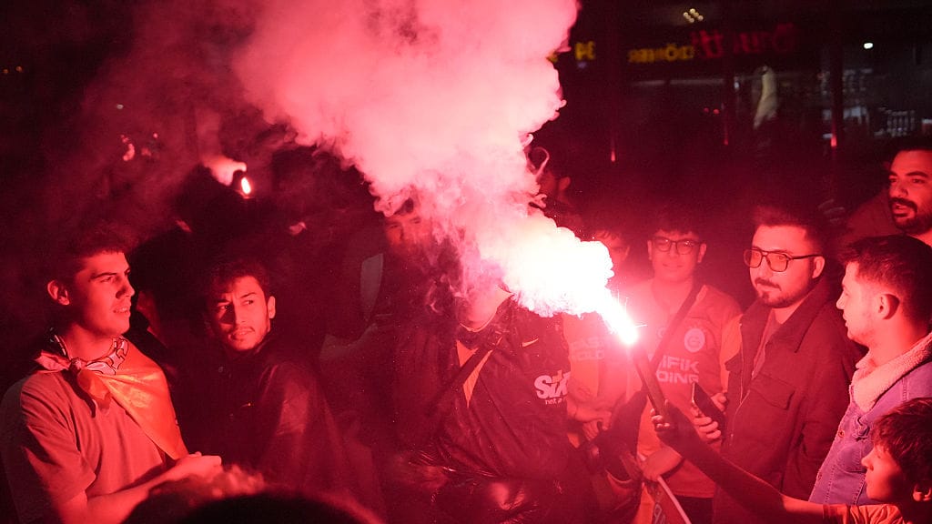 „Pyro-Idioten“: Derby-Ausschreitungen in Hütteldorf vor Spielbeginn - news - exxpress Nachrichten