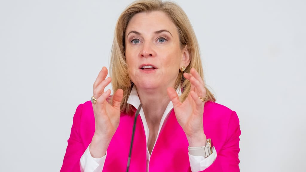 Postenschacher-Vorwurf: Schlammschlacht zwischen ÖVP und NEOS eskaliert - politik - exxpress Nachrichten