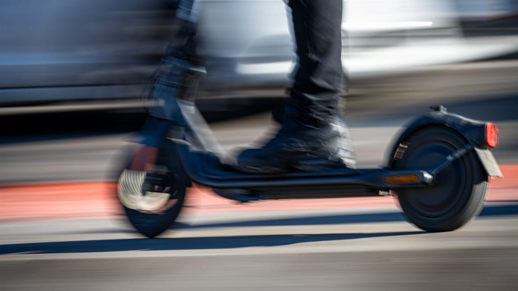 Alarm auf der Donauinsel: Vermummte E-Scooter-Chaoten lösen Polizeieinsatz aus - news - exxpress Nachrichten