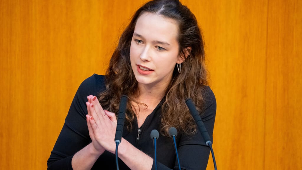 Lena Schilling: Nach erfundener Affäre – jetzt datet sie ihren Co-Chef - politik - exxpress Nachrichten