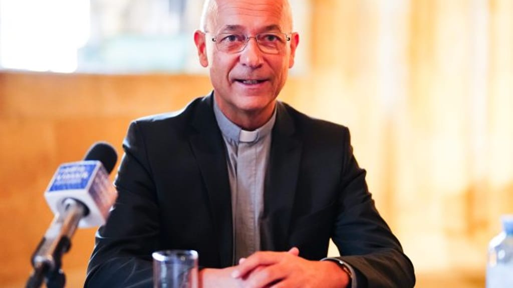 Toni Faber vor dem Aus? Mitarbeiter: „Ich kann mir keinen besseren Dompfarrer vorstellen“ - politik - exxpress Nachrichten