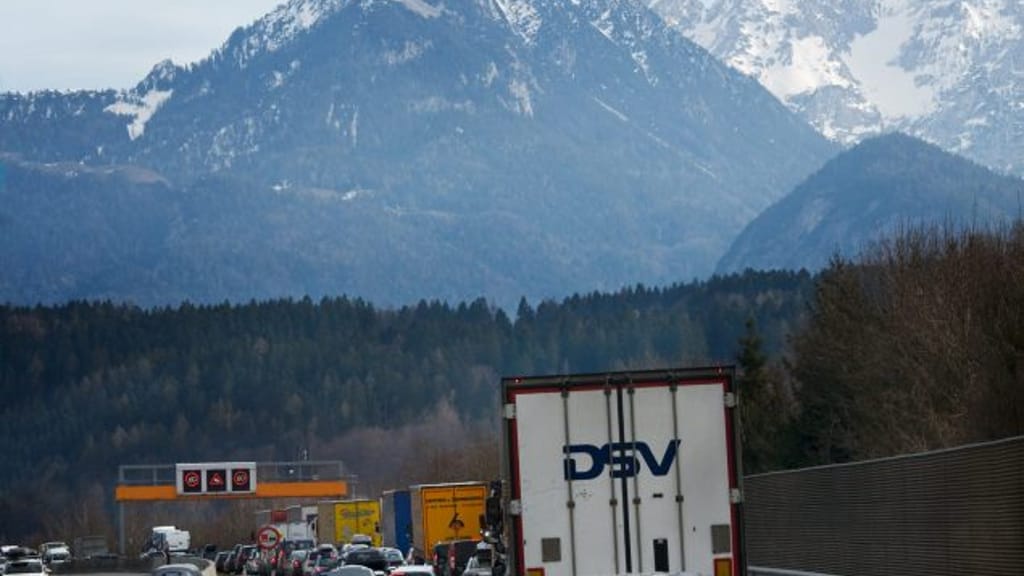 Land Tirol warnt: Brenner dicht! Jetzt droht Mega-Stau-Chaos zu Pfingsten - news - exxpress Nachrichten